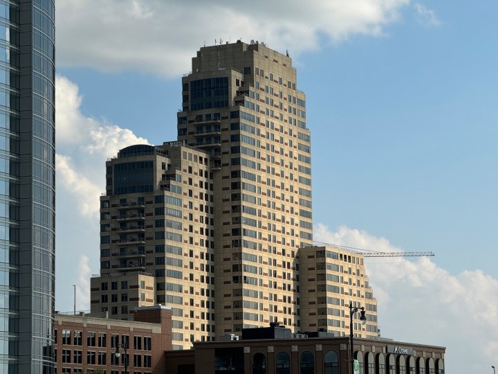 Foto scattata con il teleobiettivo dell'iPhone 15 Pro Max di un edificio a Grand Rapids.