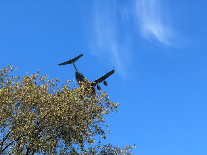 Foto di un aereo militare scattata con il teleobiettivo dell'iPhone 15 Pro Max.