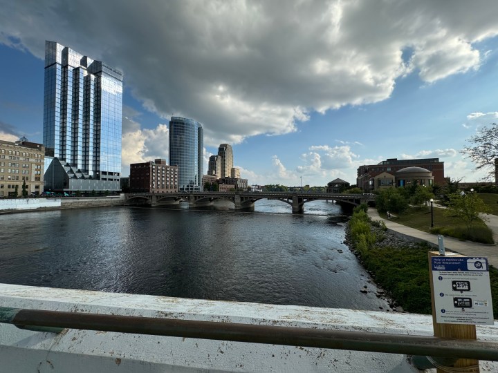 Foto degli edifici di Grand Rapids scattata dalla fotocamera ultrawide dell'iPhone 15 Pro Max.