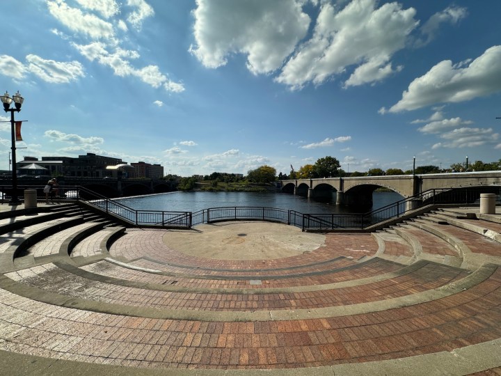 Foto del fiume Grand Rapids scattata dalla fotocamera ultrawide dell'iPhone 15 Pro Max.