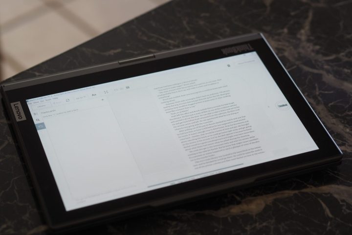 Vue de haut en bas du Lenovo ThinkBook Plus Gen 4 montrant l'affichage à encre électronique en mode tablette.