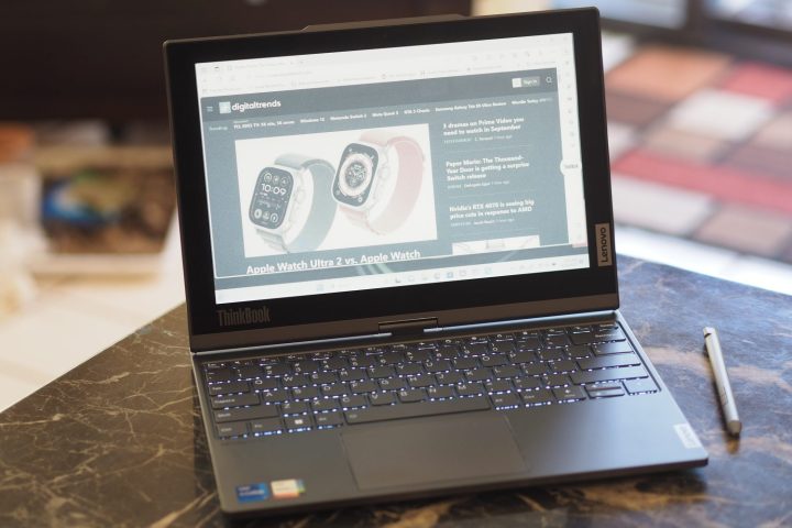 Vue avant du Lenovo ThinkBook Plus Gen 4 montrant l'écran à encre électronique en mode clapet.