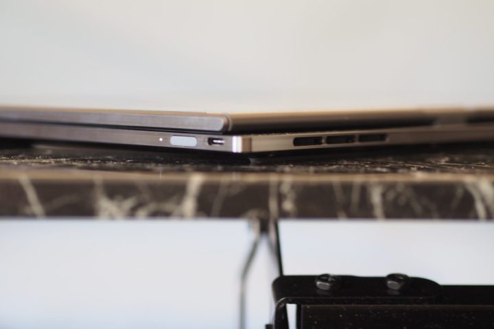 Vue latérale du Lenovo ThinkBook Plus Gen 4 montrant les bouches d'aération arrière.