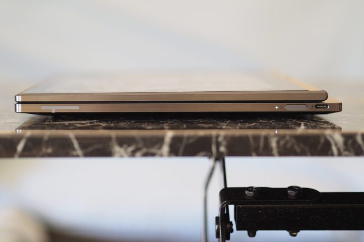Vue du côté droit du Lenovo ThinkBook Plus Gen 4 montrant les ports.