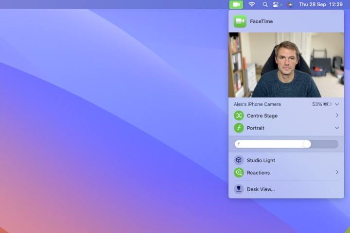 MacOS सोनोमा में निरंतरता कैमरा, मेनू बार ऐप में पोर्ट्रेट मोड स्लाइडर दिखा रहा है।