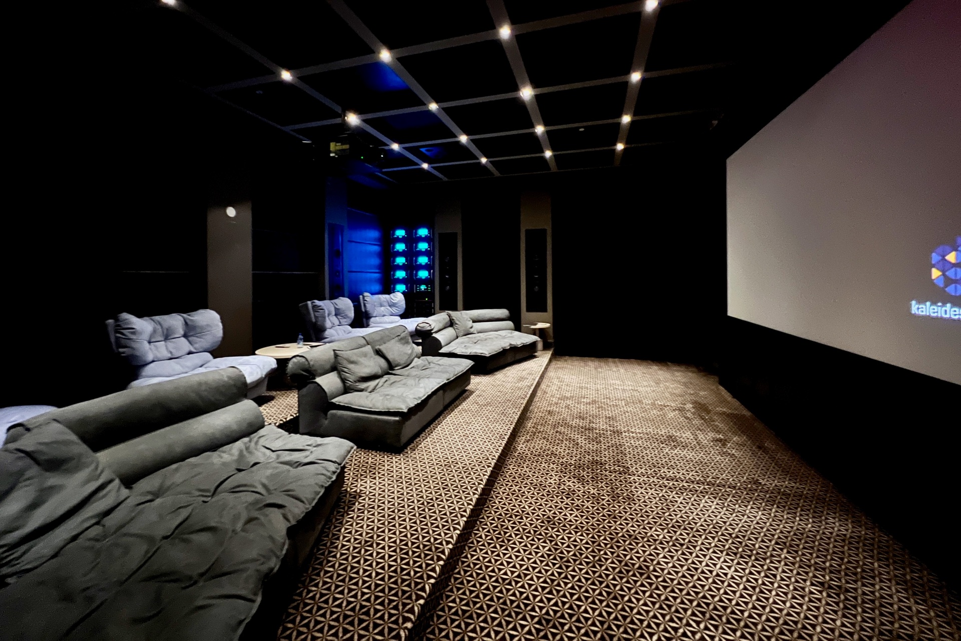 El espacio de cine en casa de la casa adosada House of Sound de The McIntosh Group.