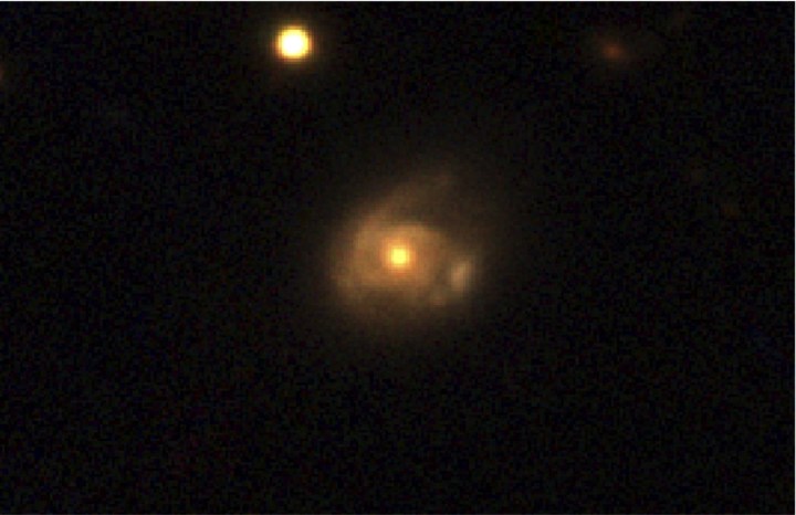 Swift J0230 ocurrió a más de 500 millones de años luz de distancia en una galaxia llamada 2MASX J02301709 + 2836050, capturada aquí por el telescopio Pan-STARRS en Hawai.