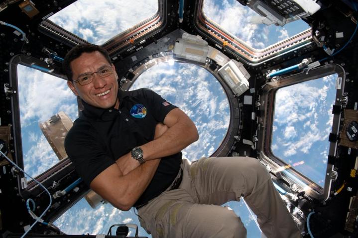 El astronauta de la NASA Frank Rubio a bordo de la ISS.
