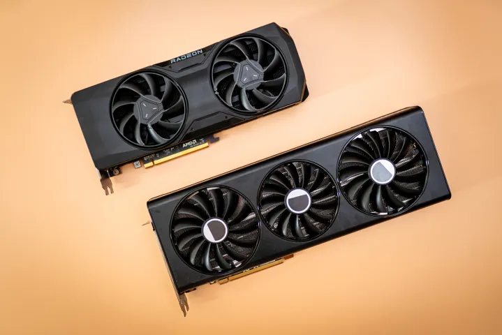 Schede grafiche AMD RX 7800 XT e RX 7700 XT.