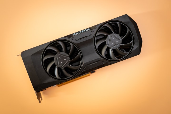 Scheda grafica AMD RX 7800 XT su sfondo arancione.