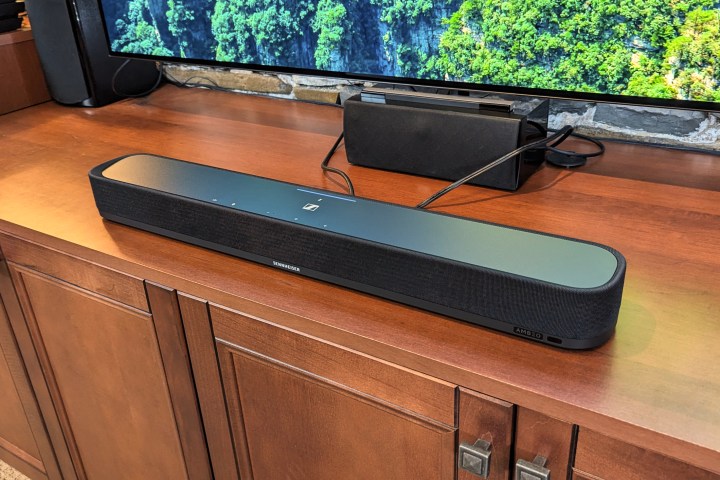 Sennheiser Ambeo Soundbar Mini devant un téléviseur de 65 pouces.