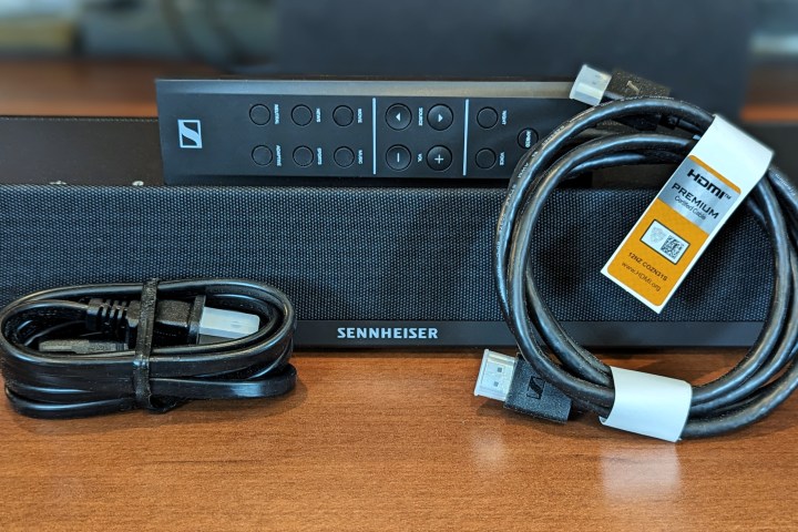 Звуковая панель Sennheiser Ambeo Mini с аксессуарами в комплекте.