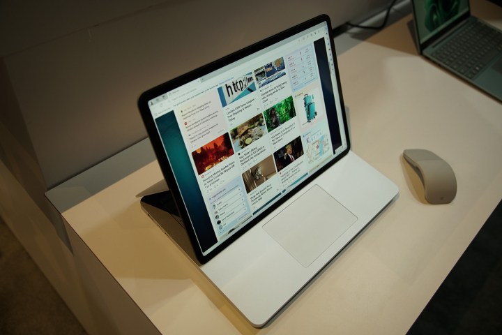 Surface Laptop Studio 2 in modalità tablet.