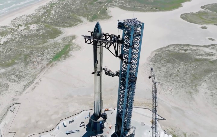 टेक्सास के बोका चिका में लॉन्चपैड पर स्पेसएक्स की पूरी तरह से खड़ी स्टारशिप।