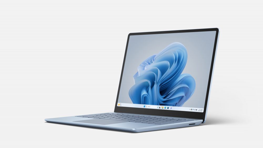 सफ़ेद पृष्ठभूमि पर Microsoft Surface Laptop Go 3।