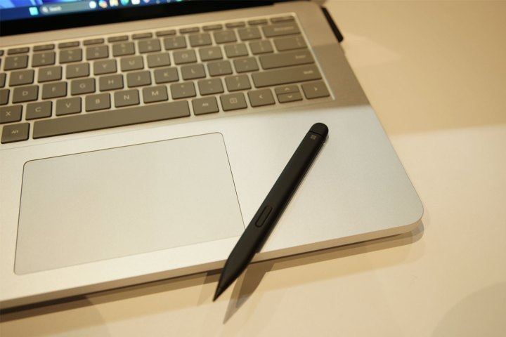 Surface Laptop Studio 2 avec un stylet Surface.