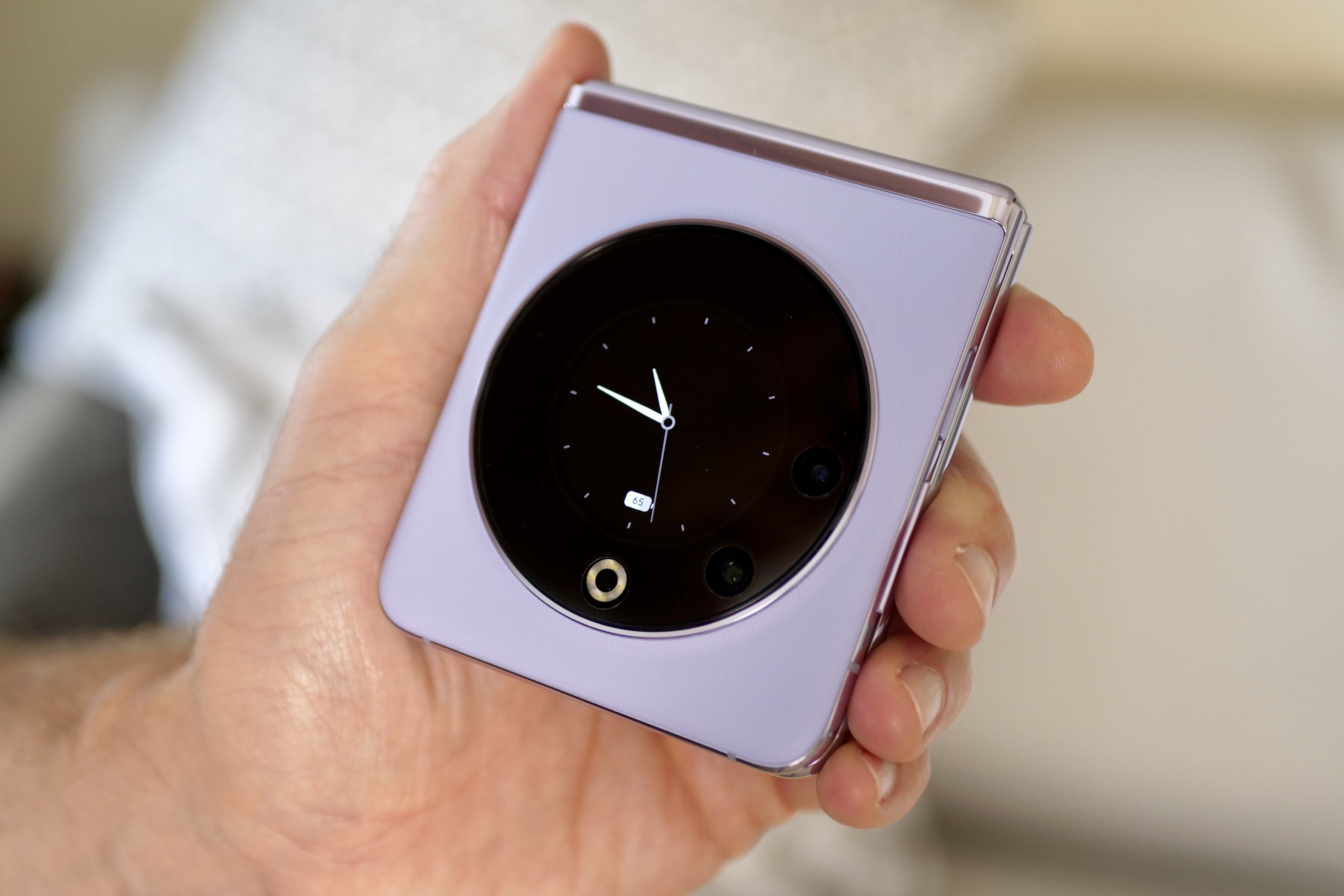 The ambient clock face on the Tecno Phantom V Flip.