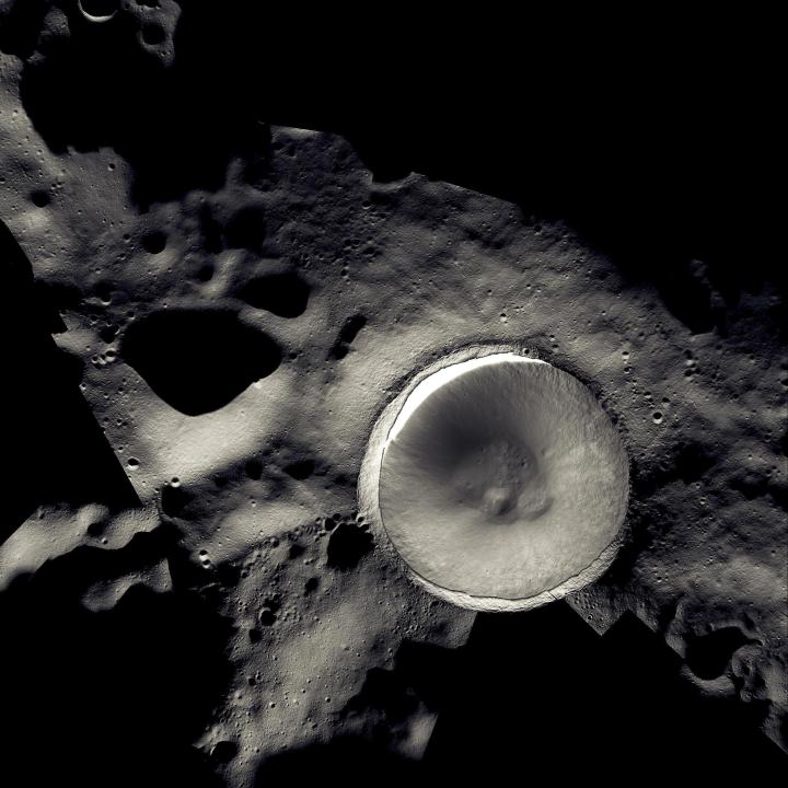 На этой потрясающей мозаике показана внутренняя часть кратера Шеклтон возле южного полюса Луны, окутанная вечной тьмой.  Сам кратер был заснят ShadowCam, инструментом НАСА, предназначенным для наблюдения за затененными частями лунной поверхности, которая уже почти год вращается вокруг Луны, на южнокорейском космическом корабле «Данури».  Окрестности были сняты камерой лунного разведывательного орбитального аппарата.  На этом изображении можно увидеть части трех из 13 потенциальных районов высадки астронавтов во время «Артемиды-3».
