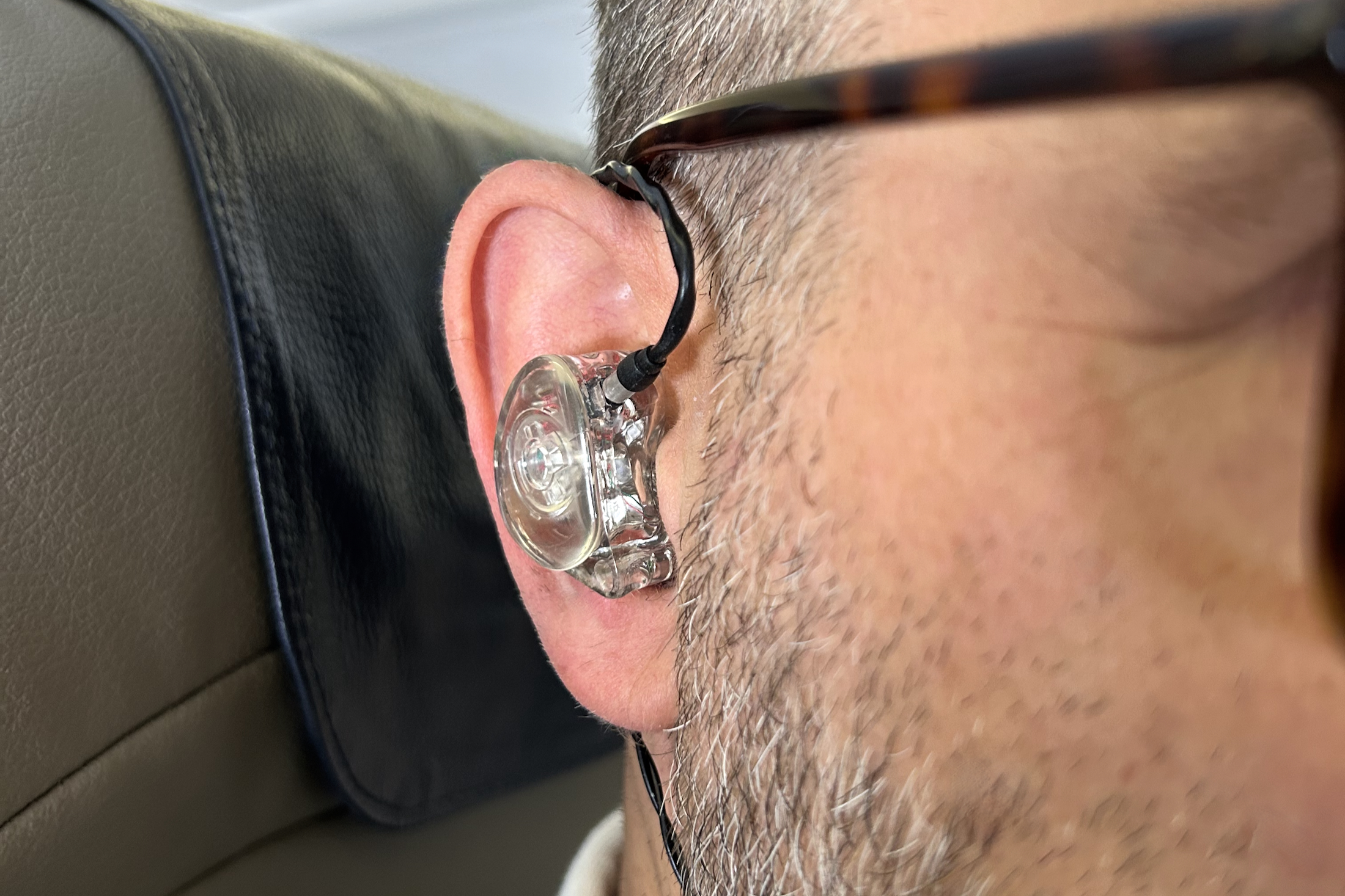 Vista frontal de Simon Cohen con los IEMs con cable Ultimate Ears Premier.