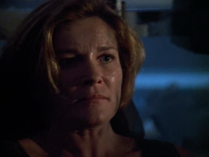 Capitaine Janeway dans le fauteuil du capitaine à la fin de l'Année de l'Enfer.