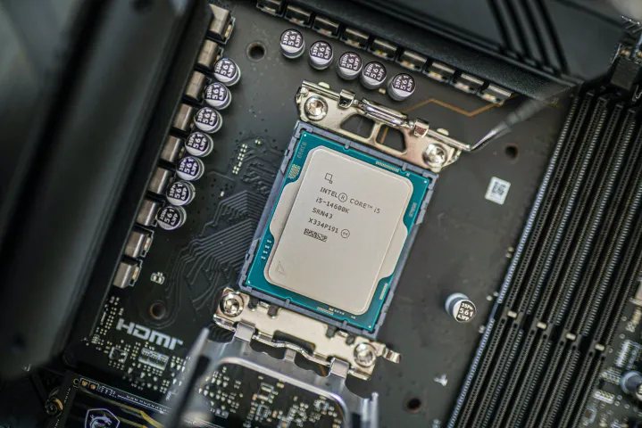 Intel Core i5-14600K-Prozessor im Sockel.