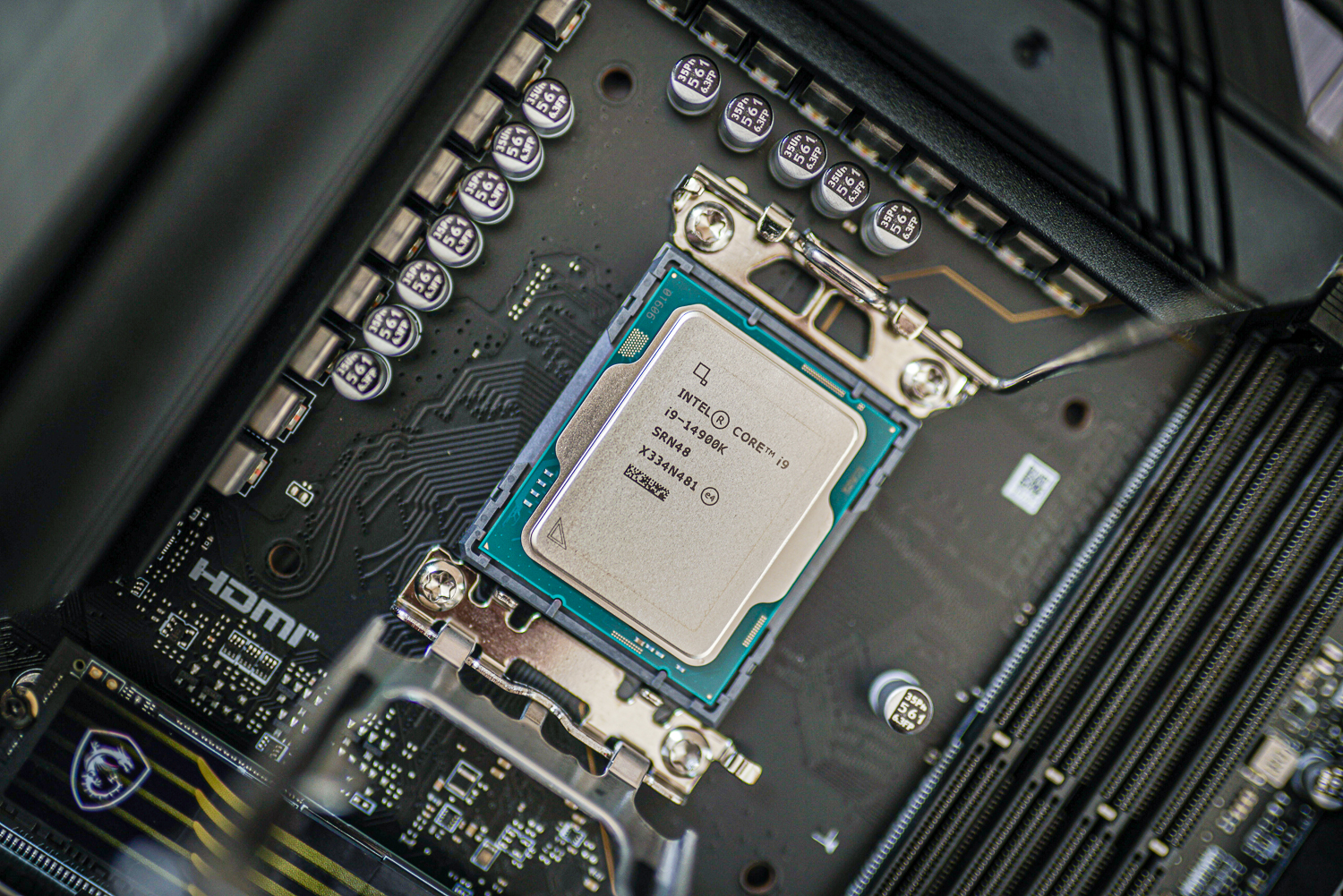 Intel का 14900K CPU मदरबोर्ड में सॉकेट किया गया है।