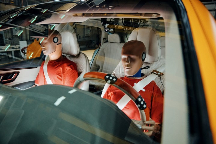 मर्सिडीज-बेंज ईक्यूएस एसयूवी की अगली सीटों पर क्रैश टेस्ट डमी।