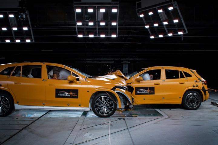 मर्सिडीज-बेंज ईक्यूएस एसयूवी और ईक्यूए इलेक्ट्रिक कारों के साथ क्रैश टेस्ट।