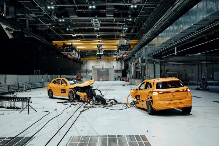 मर्सिडीज-बेंज ईक्यूएस एसयूवी और ईक्यूए इलेक्ट्रिक कारों के क्रैश टेस्ट के बाद।