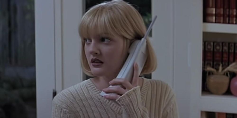 केसी स्क्रीम में हत्यारे से फोन पर बात करती है
