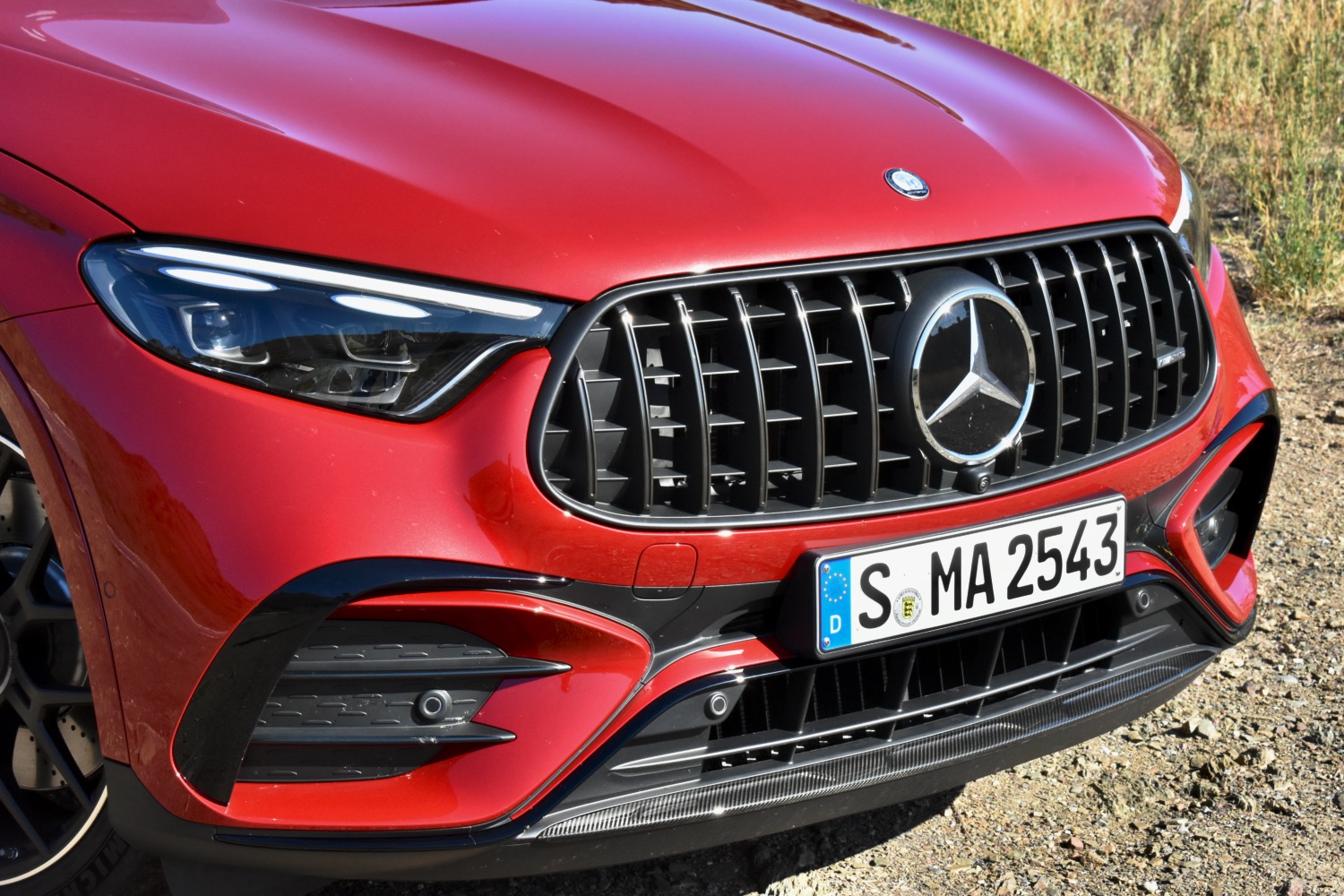 プラグイン機能とドラッグスター機能を兼ね備えた Mercedes-AMG GLC63 は、さまざまな顔を持つ SUV です