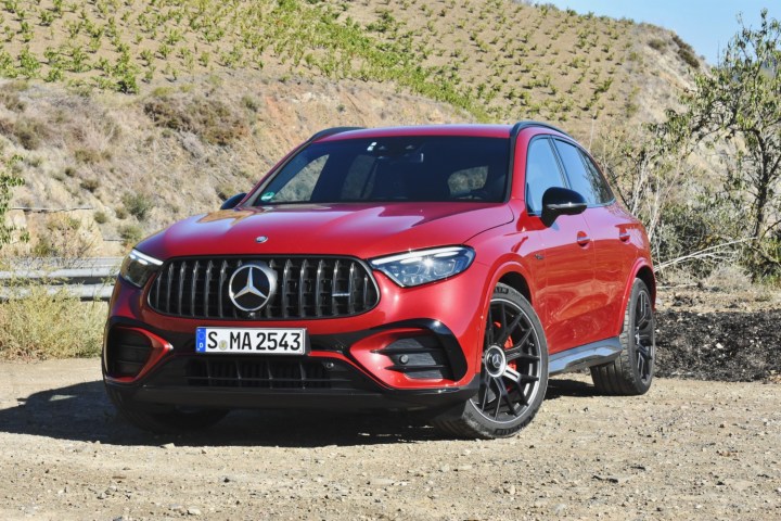 Front three quarter view of the 2025 Mercedes-AMG GLC63 S E Performance.