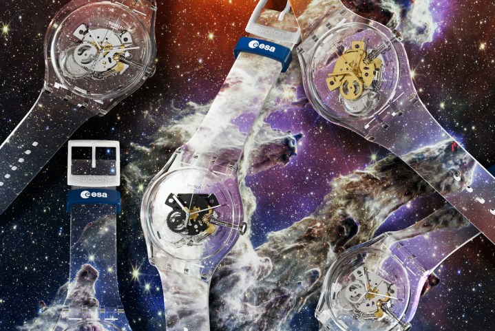 Nouveaux modèles Swatch présentant des images capturées par le télescope spatial James Webb.