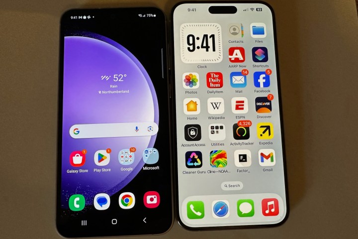 Galaxy S23 FE accanto a un iPhone 15 Pro Max.