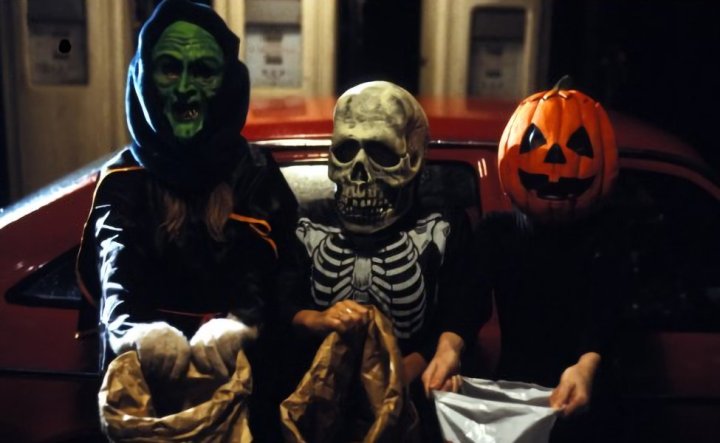 Niños con las máscaras de bruja, esqueleto y jack o'lantern en Halloween III