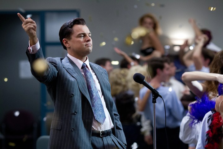 Leonardo DiCaprio, The Wolf of Wall Street'te bir mikrofonun yanında duruyor.