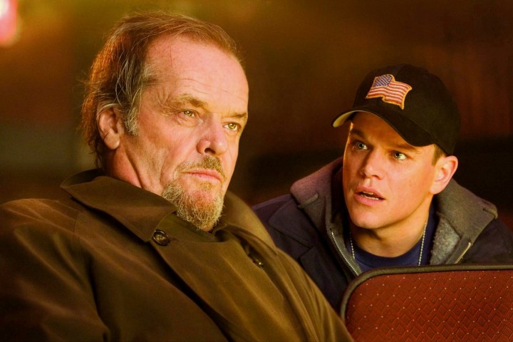 Matt Damon se sienta detrás de Jack Nicholson en The Departed.