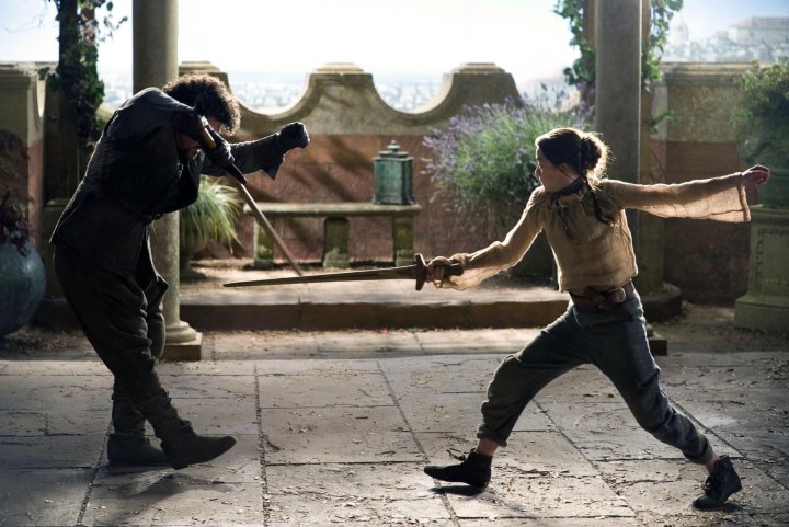 Un homme et une jeune fille s'entraînent avec des épées.