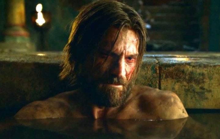 Un homme boude et s'assoit dans une baignoire dans Game of Thrones.