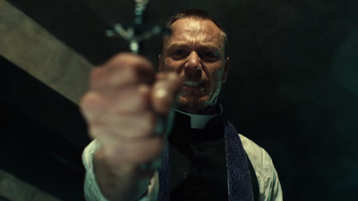 Padre Marcus em "O Exorcista" (2016).