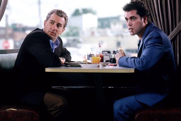 Robert De Niro y Ray Liotta se sientan juntos en un restaurante en Goodfellas.