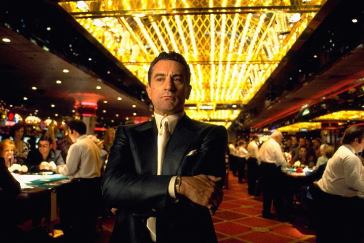 Robert De Niro se para bajo las luces del casino en Casino.