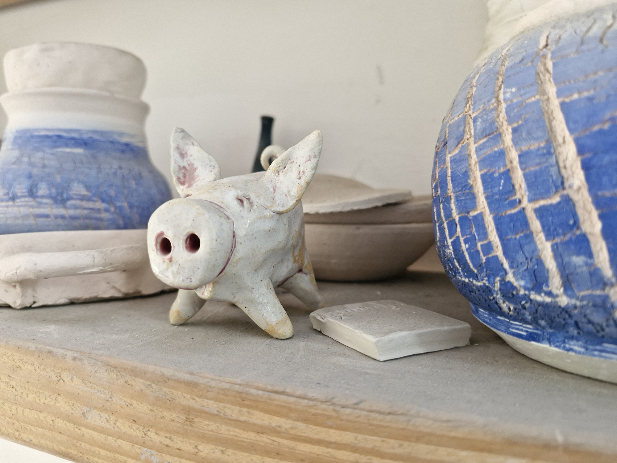 Ceramic scultpure of a pig photographed with the Samsung Galaxy S23 FE.