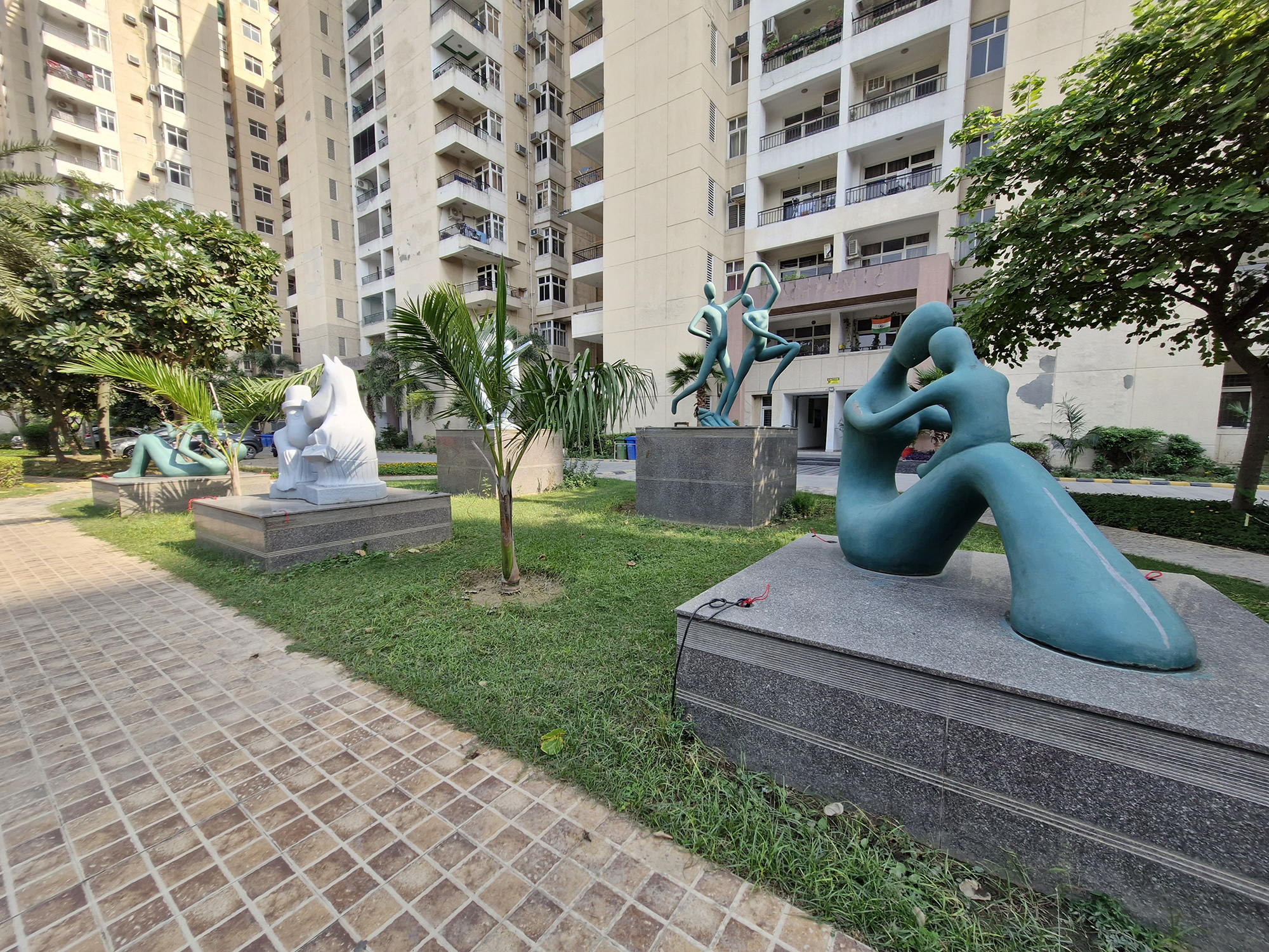 Ultrawide-angle shot of sculptures in a residential complex photographed with the Samsung Galaxy S23 FE.