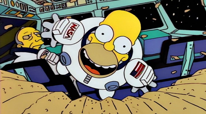 Homero flotando hacia una papa frita en "Los Simpson".