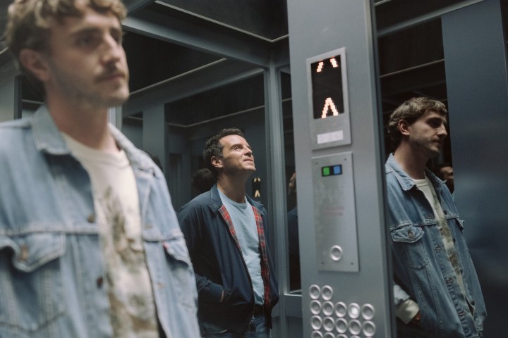 Dos hombres viajan en un ascensor en All of Us Strangers.