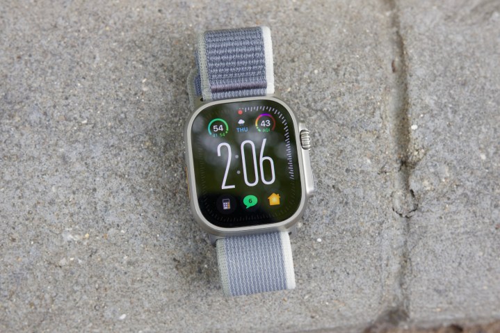 Apple Watch Ultra 2 躺在地上，展示了 Modular Ultra 表盘。