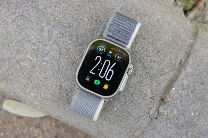 L'Apple Watch Ultra 2 posée sur le sol, montrant le cadran de la montre Modular Ultra.
