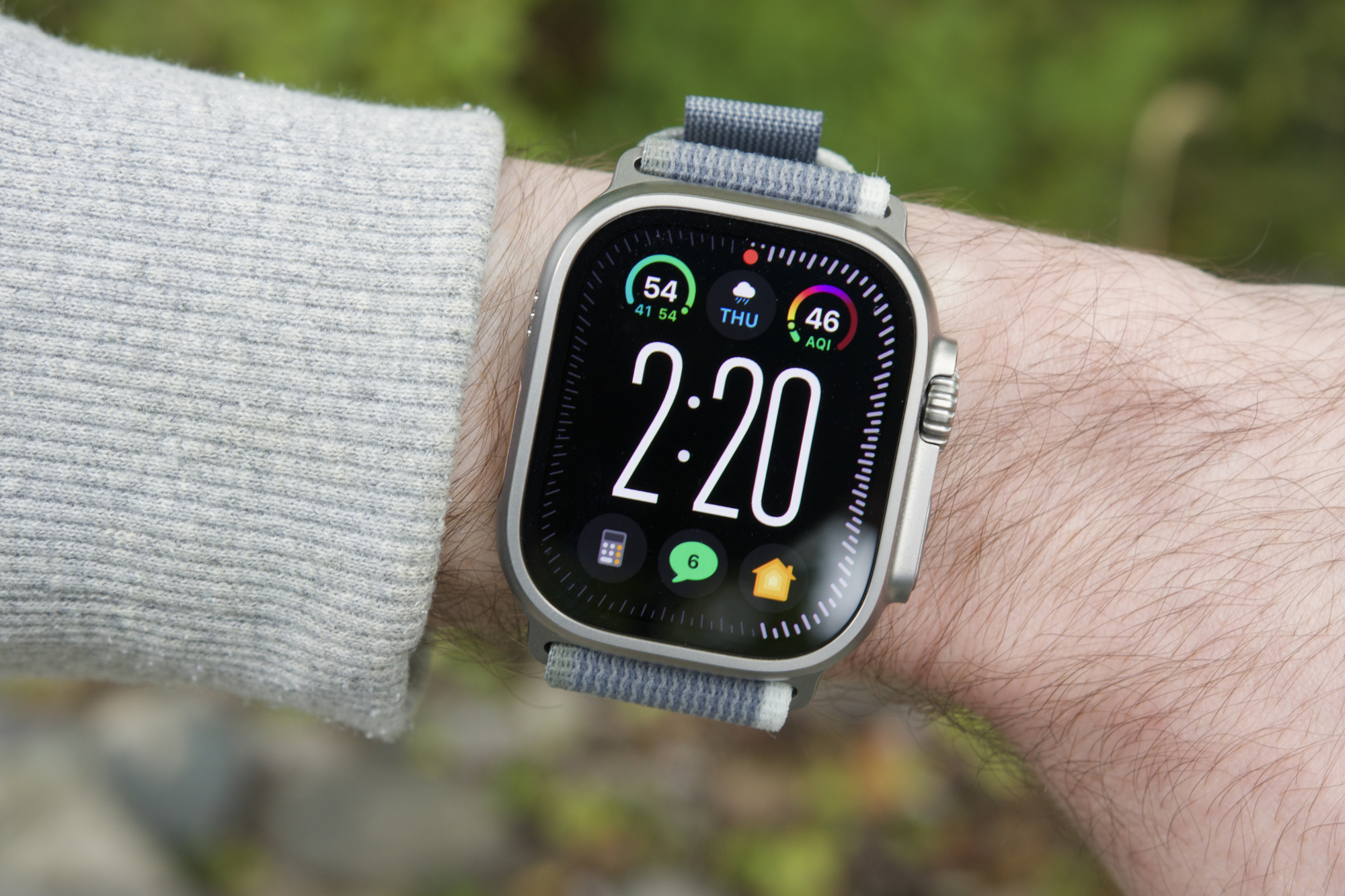 شخصی که Apple Watch Ultra 2 را پوشیده و صفحه ساعت مدولار اولترا را به نمایش می گذارد.