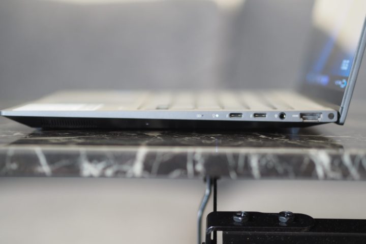 Asus Zenbook 14X OLED साइड व्यू पोर्ट और ढक्कन दिखा रहा है।